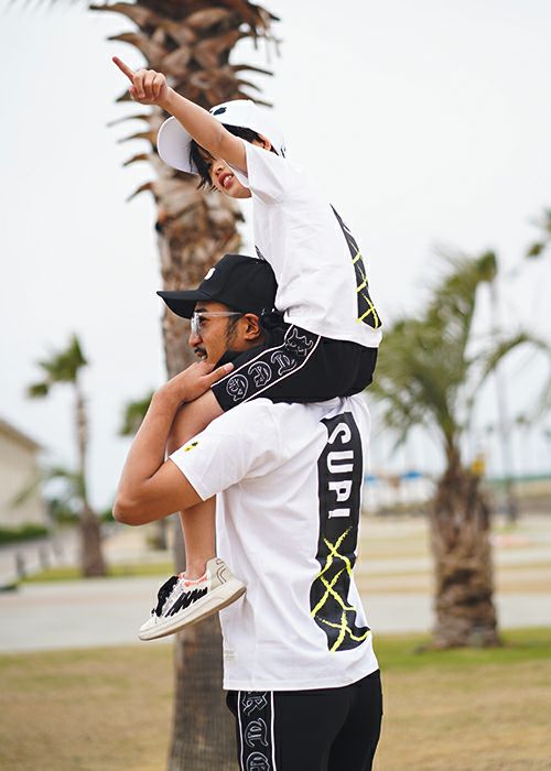 トップス AM LOGO OVER LONG TEE AM LOGO OVER LONG TEE